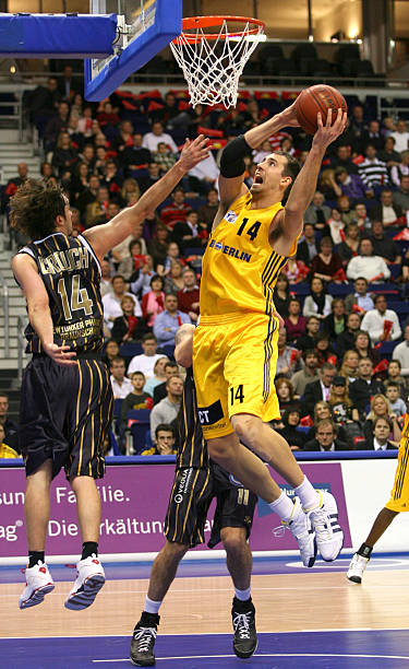 中场球员在 中场球员在